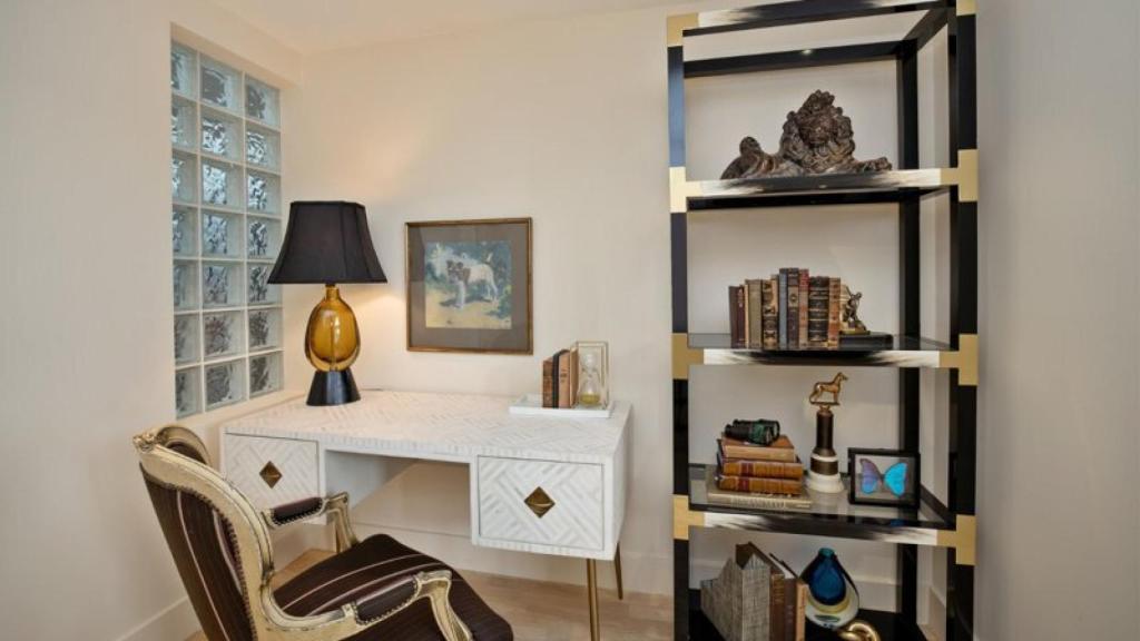 La primera planta también incluye un pequeño espacio que ha sido adaptado como oficina.