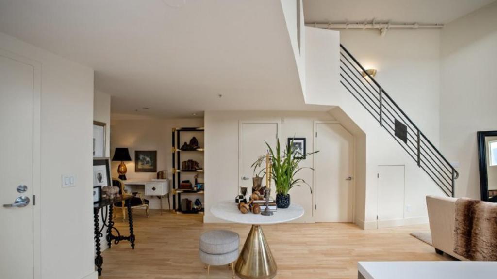 En cuanto a su decoración, destaca el color blanco y los elementos de estilo 'vintage' que adornan el espacio.