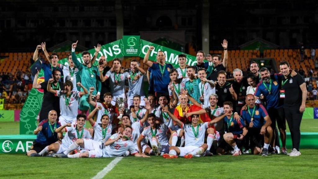 España, celebrando la consecución del Europeo sub19 en Armenia en 2019