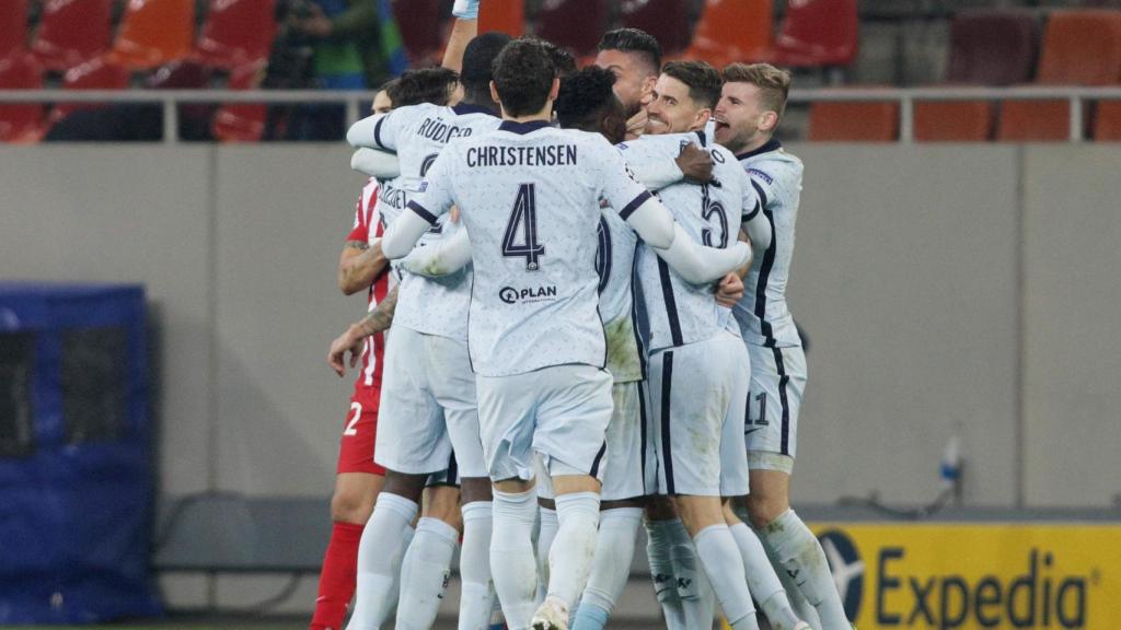 Piña de los jugadores del Chelsea para celebrar el gol de Giroud al Atlético