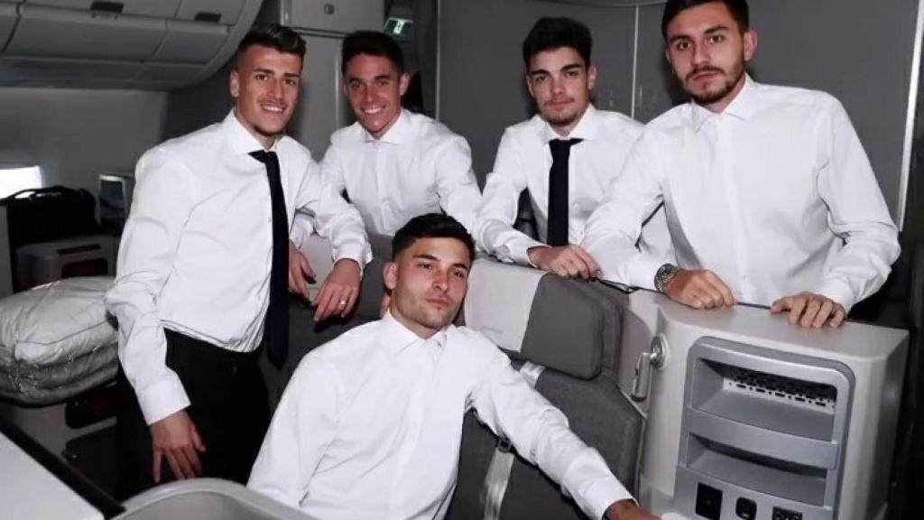 Antonio Blanco, Sergio Arribas, Hugo Duro, Miguel Gutiérrez y Víctor Chust, en el vuelo hacia Bérgamo