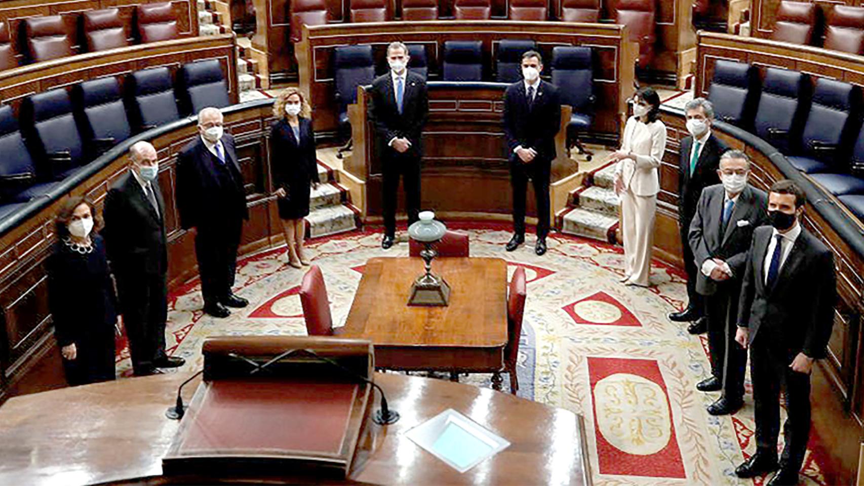 De izqda. a dcha., los asistentes a la comida: Calvo, Roca, González Rivas, Batet, Felipe VI, Sánchez, Llop, Lesmes, Herrero de Miñón y Casado, ayer en el Congreso..