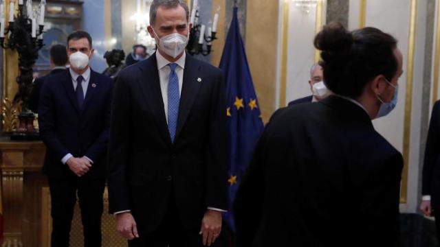 Pablo Iglesias, vicepresidente segundo del Gobierno, ante Felipe VI y Pedro sánchez, en el Salón de los Pasos Perdidos del Congreso.