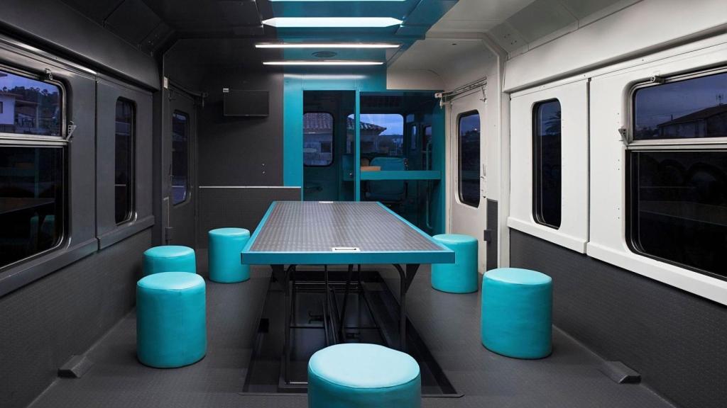 El Camello, un vagón abandonado reconvertido en coworking en Vedra.