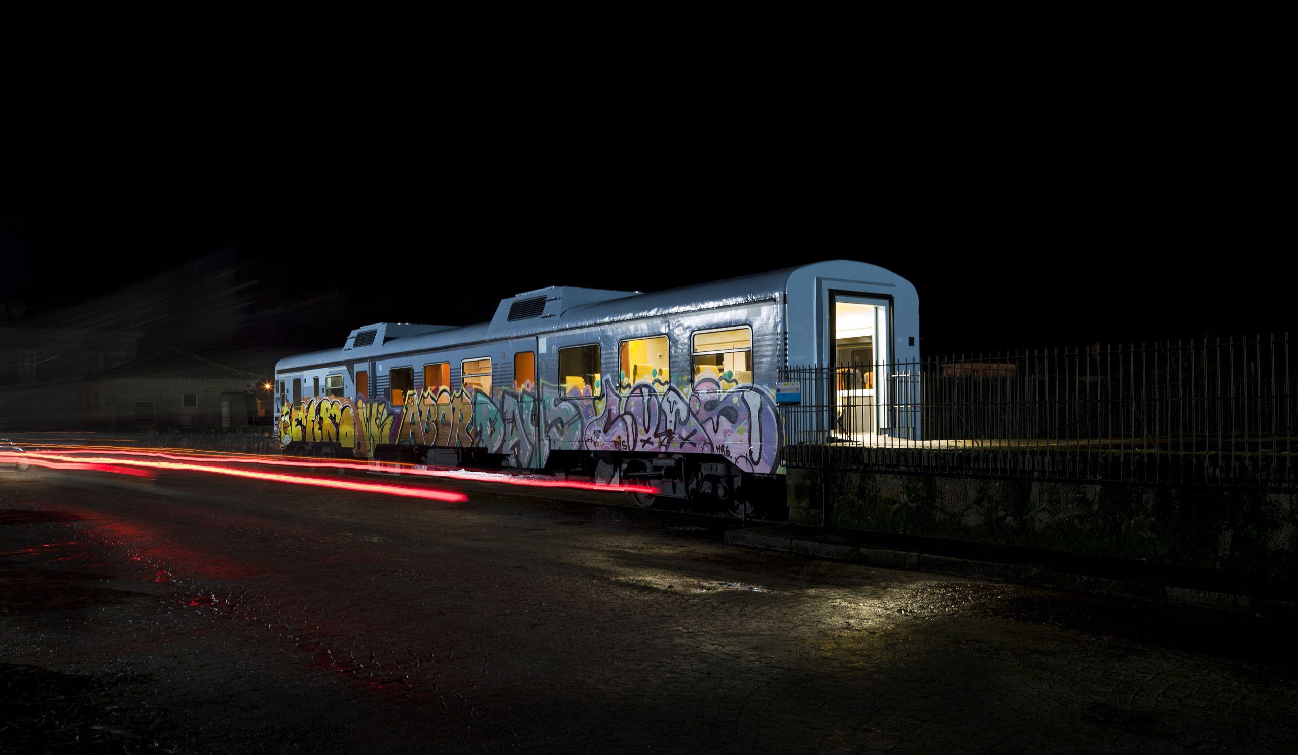 El Camello, ya rehabilitado, en la estación de Santa Cruz de Ribadulla (Roi Alonso).