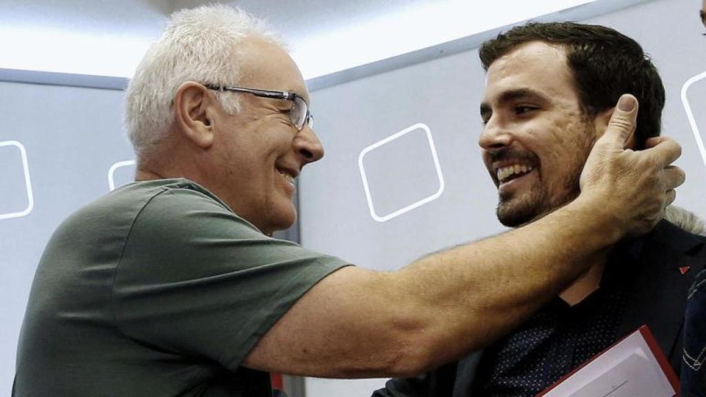 El excoordinador de IU, Cayo Lara, junto al actual ministro de Consumo, Alberto Garzón, en una foto de archivo.