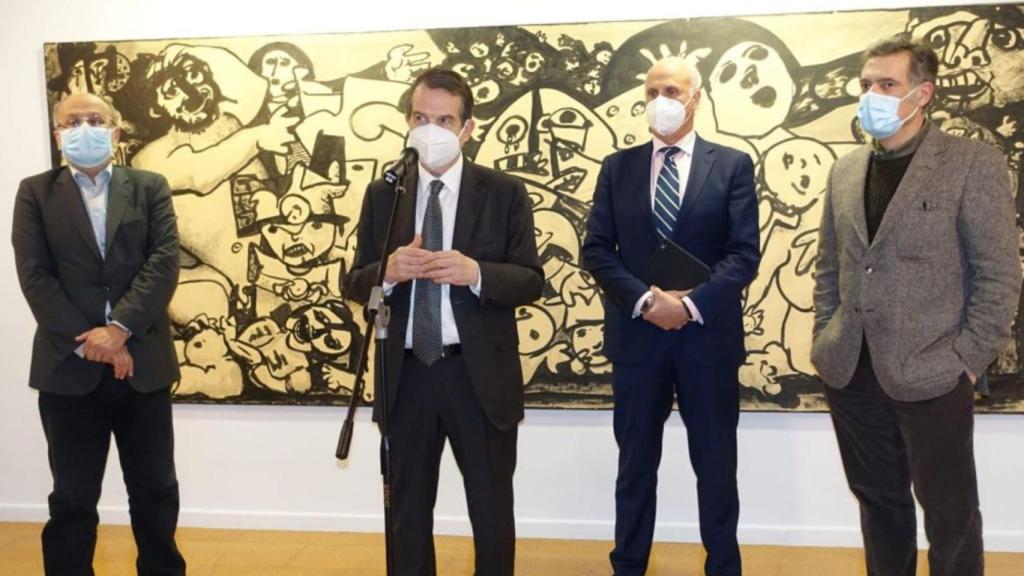 El alcalde de Vigo con miembros de la Fundación Laxeiro anunciando el premio.