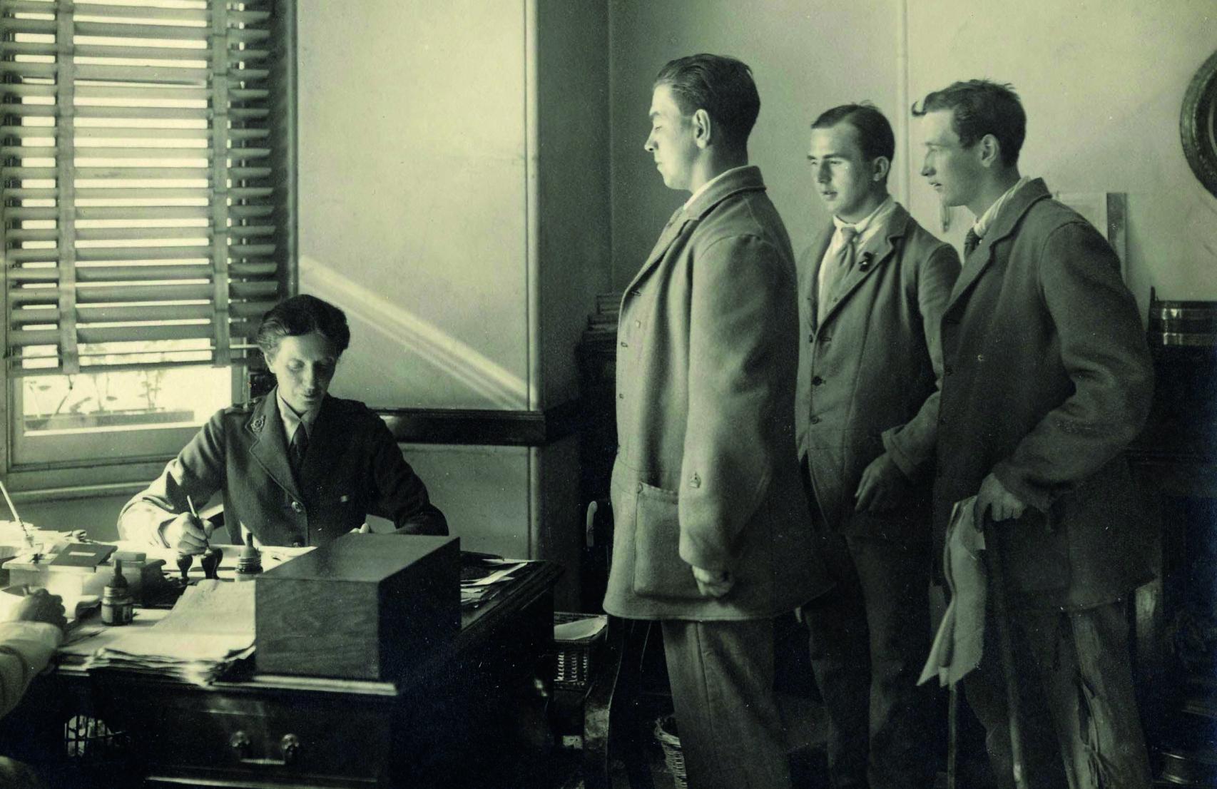 Flora Murray en su escritorio del hospital de la calle Endell.