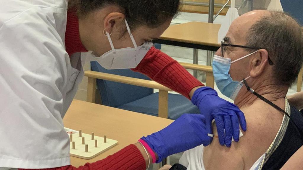 Un hombre recibe la inyección.