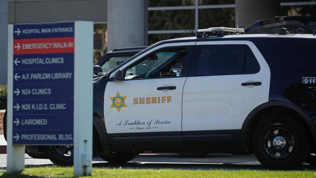 Un coche de la policía de Los Ángeles en el centro médico donde se encuentra Tiger Woods