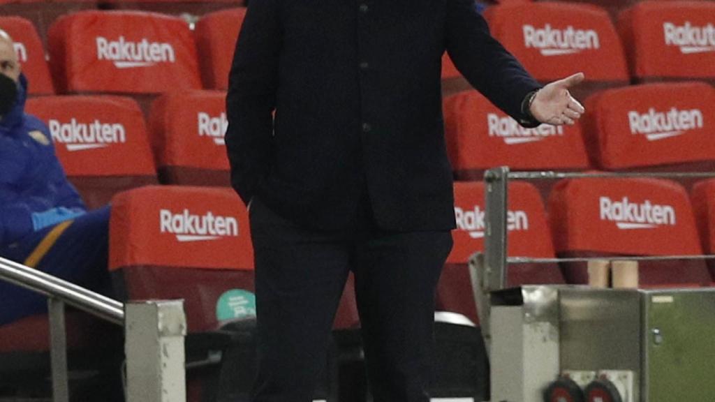 Ronald Koeman, en la banda del Camp Nou