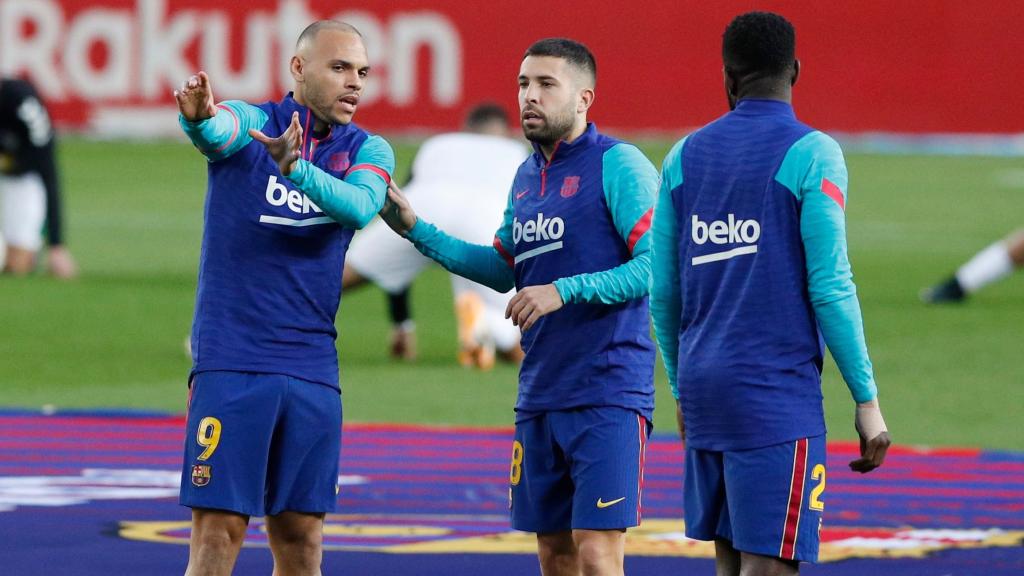 Martin Braithwaite y Jordi Alba hablan durante el calentamiento