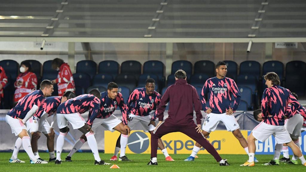 Calentamiento de los jugadores del Real Madrid en el Estadio de Bérgamo