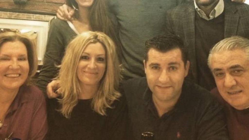 Paco Sanz, a la izquierda de su padre Lorenzo Sanz y junto al resto de su familia