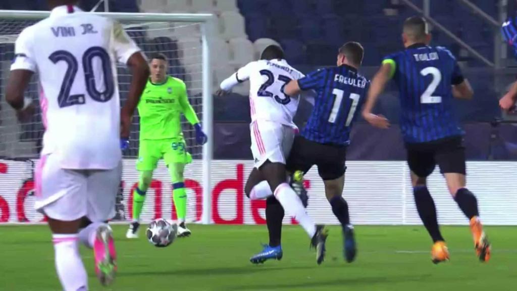 Freuler, expulsado por falta a Mendy