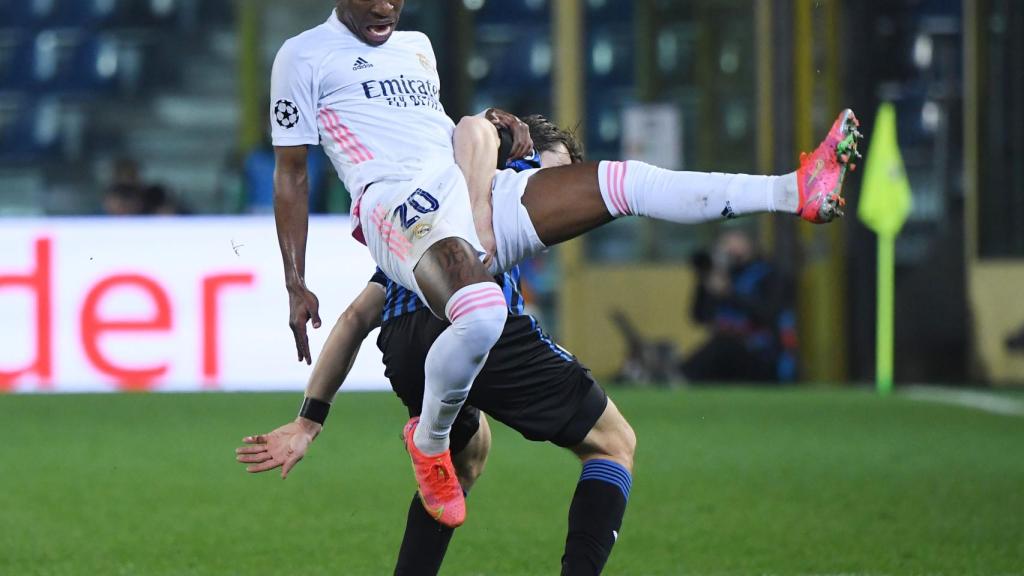 Vinicius cae al suelo tras un encontronazo con Marten de Roon