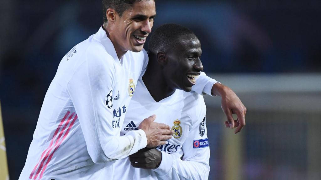 Raphael Varane felicita a Ferland Mendy por su gol al Atalanta