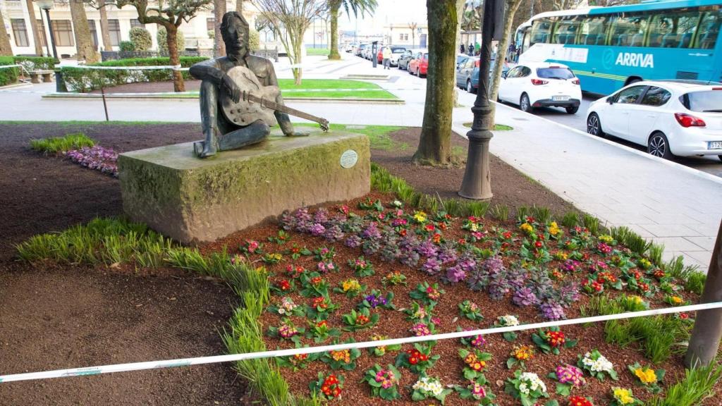 La guitarra de John Lennon junto a la estatua del artista en A Coruña.