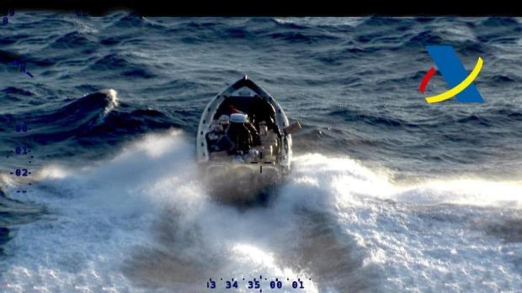 Una lancha de narcos perseguida por un helicóptero de la Agencia Tributaria.