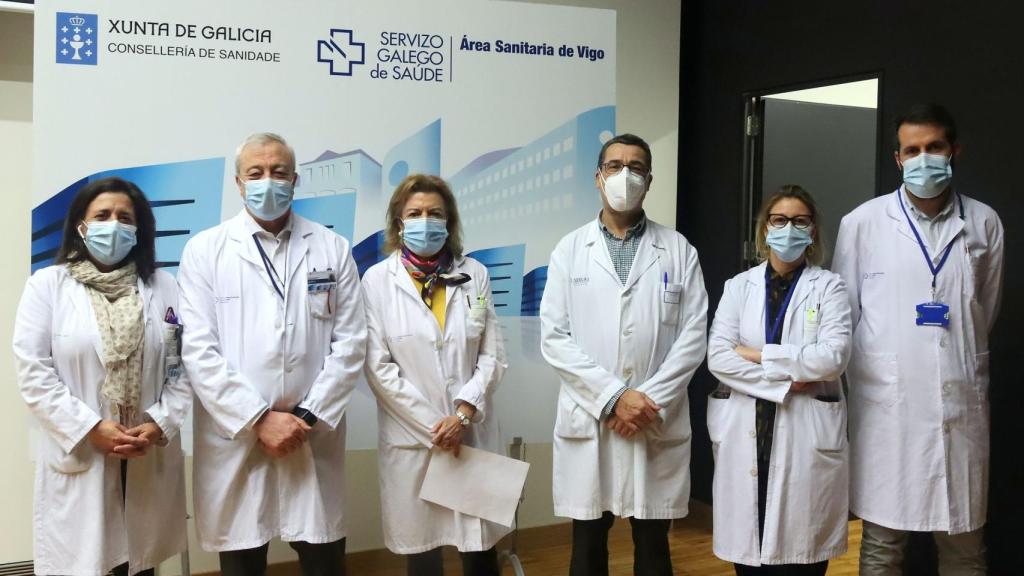 La coordinadora da Unidade, Guadalupe Piñeiro,  y el jefe de servicio de Endocrinología, Eduardo Pena,  acompañados del gerente del área y otros directivos de la gerencia