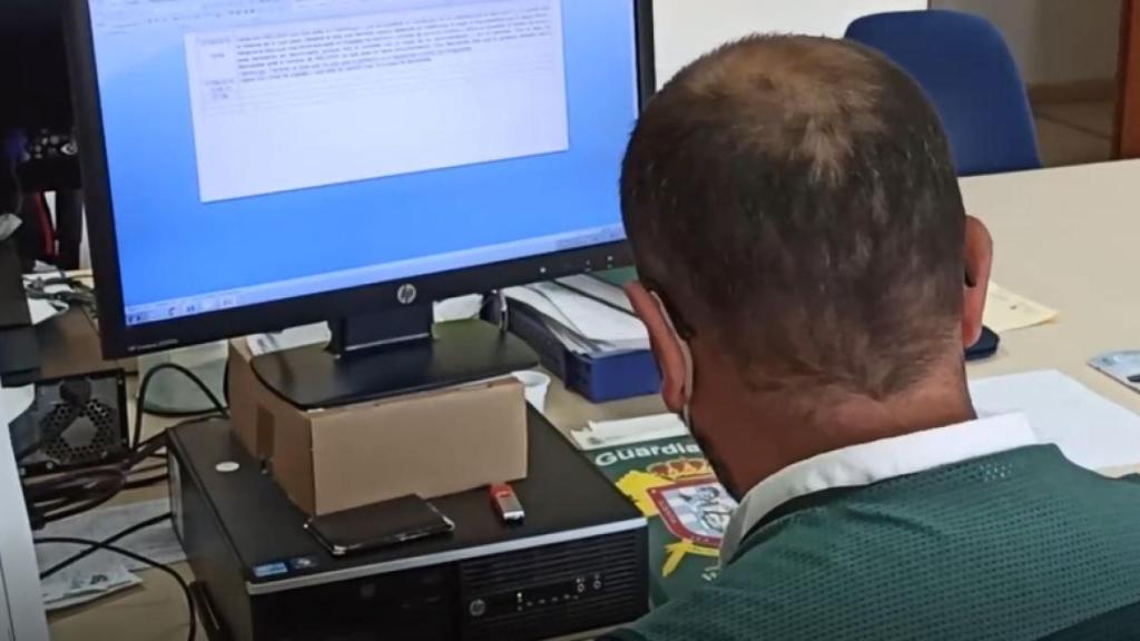 Un policía judicial analizando contenido en redes sociales.