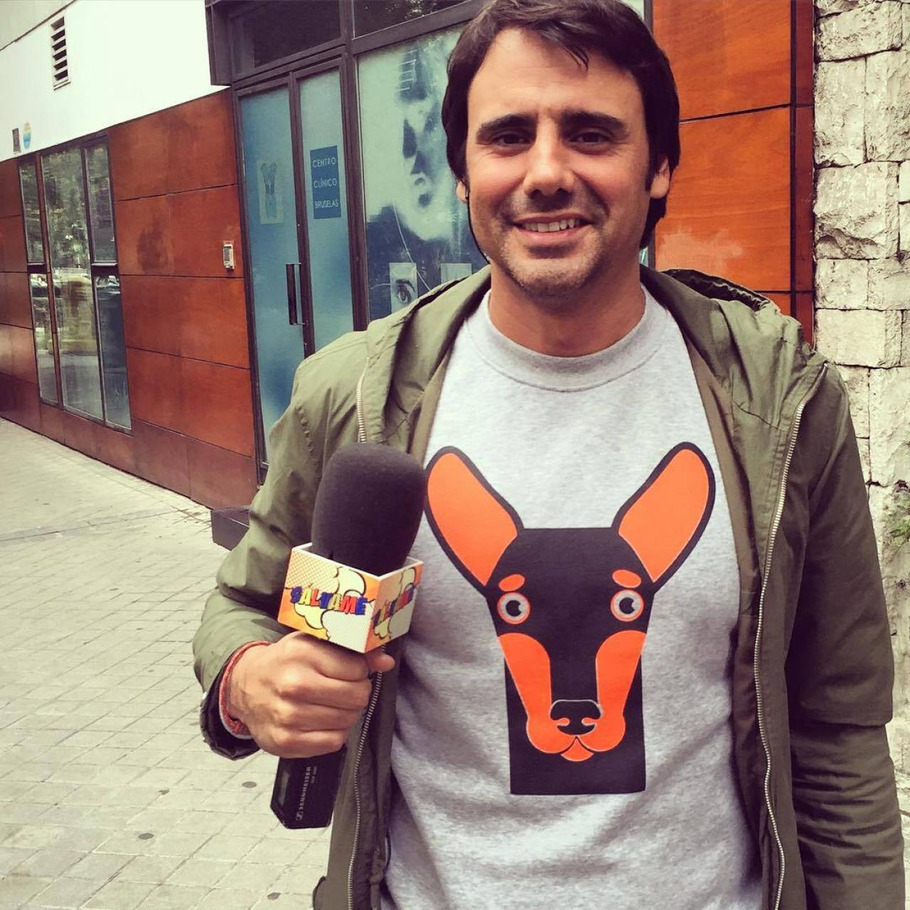 Aramendi como reportero de 'Sálvame', con el micrófono en la mano.