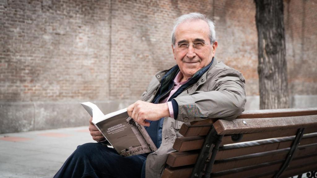 Virgilio Zapatero, con un ejemplar de su libro 'Inventando la democracia. Soberanía popular e imperio de la ley en Atenas'.