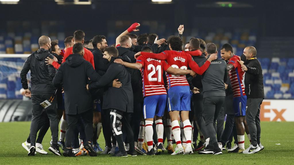 Piña del Granada para celebrar el pase a octavos de Europa League