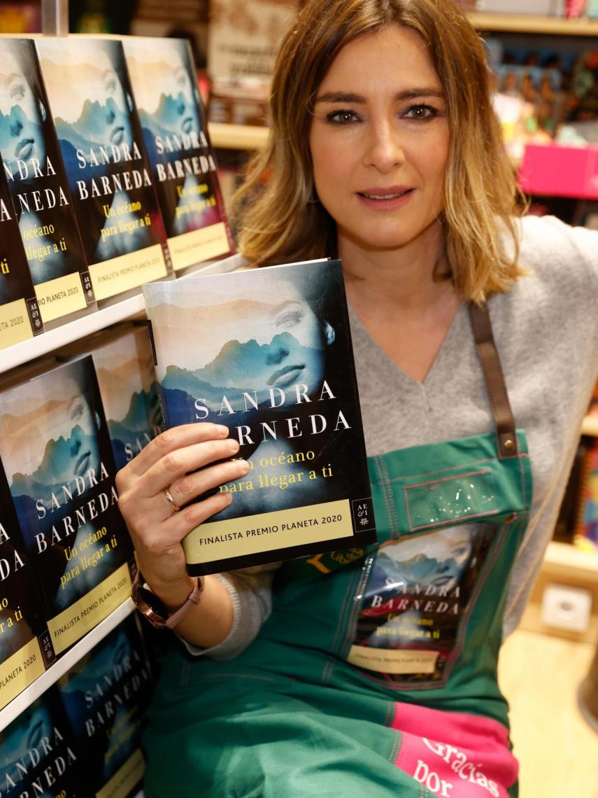 Sandra Barneda con su última publicación, en un evento de La casa del libro.