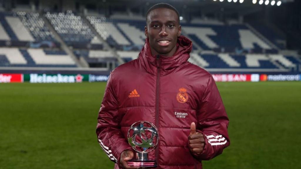 Ferland Mendy, con el MVP del partido de la Champions League