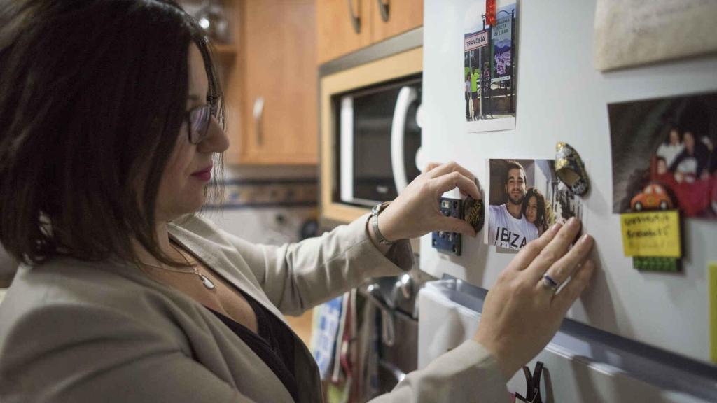 La hermana de Pablo Raéz cuelga una foto suya en la nevera.