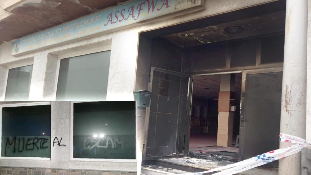 Estado en el que quedó la fachada de la mezquita de San Javier tras sufrir una pintada y ser quemada.