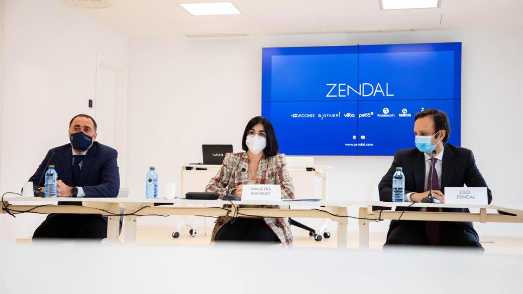 La ministra de Sanidad, Carolina Darias (centro), junto al conselleiro de Sanidade, Julio García Comesaña (i), y el CEO del grupo Zendal, Andrés Fernández (d)