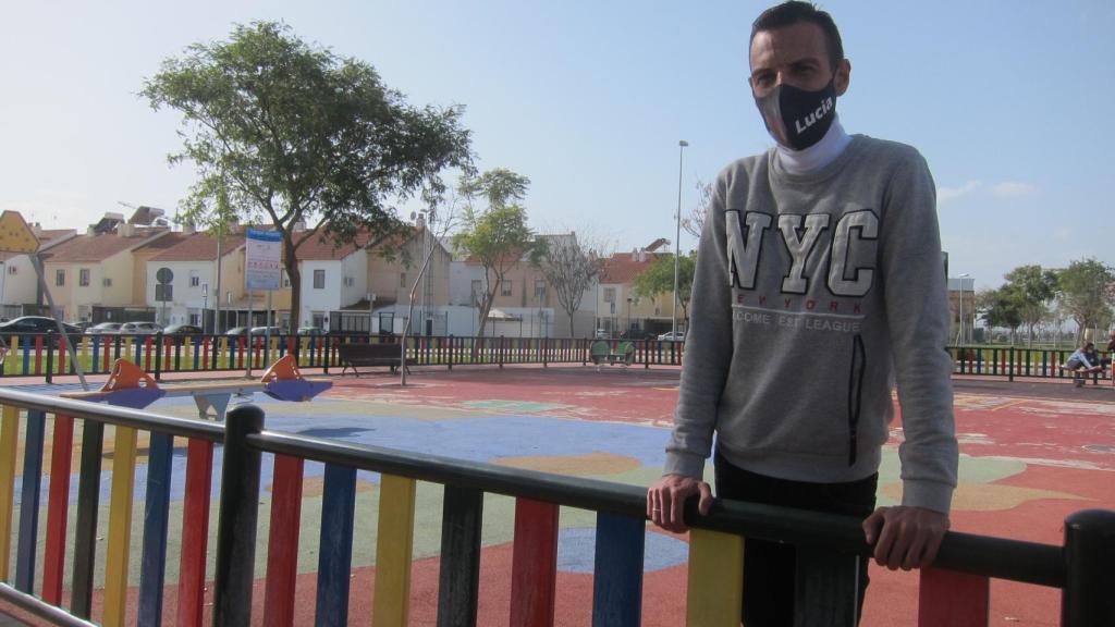 Joaquín Begines, el padre de Lucía, en un parque infantil.