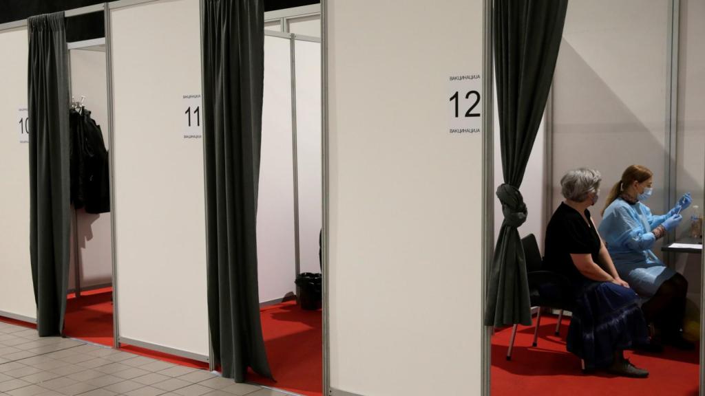 Un sanitario prepara una dosis de la vacuna AstraZeneca para un paciente en Belgrado.