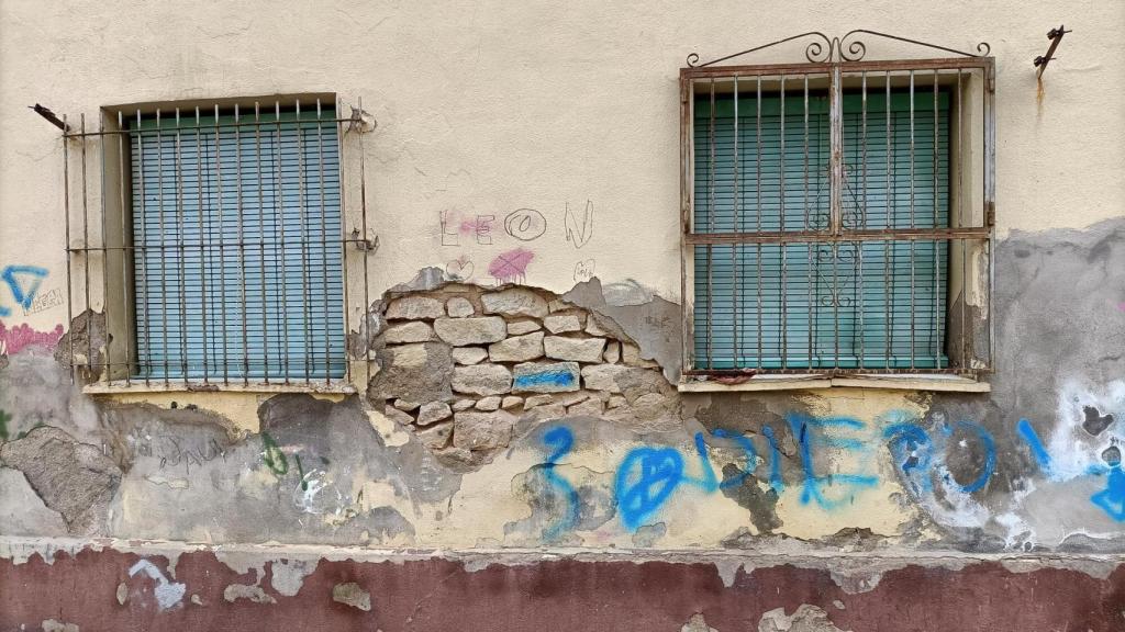 Estado de algunas de las fachadas del barrio que muestran la precariedad de los materiales.