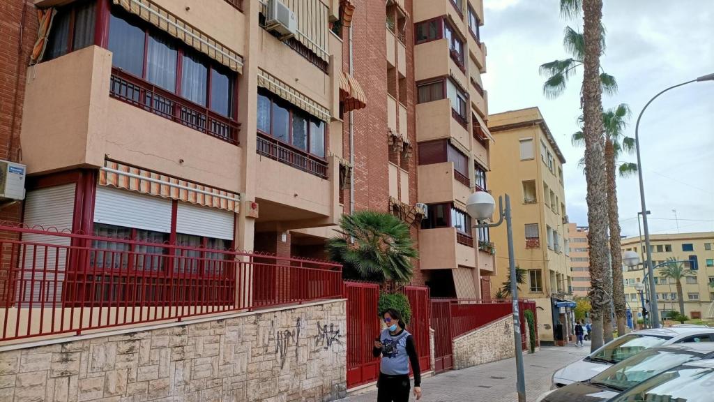 Los bloques 'Beverly Hills' junto a las viviendas amarillas de los años 50.