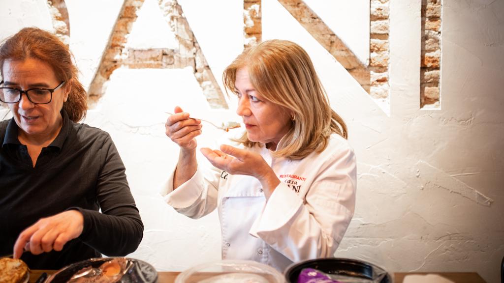 La mejor cocinera de tortillas de patata de España, Lola Cuerda, probando una de los supermercados.