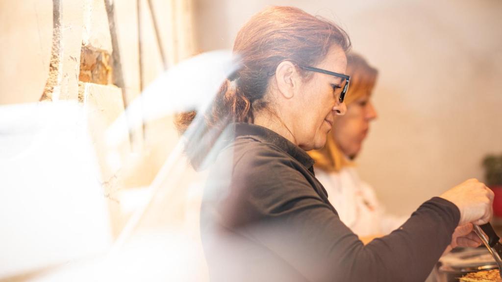 La experta Teresa observa con minuciosidad el aspecto de cada tortilla antes de catarla.