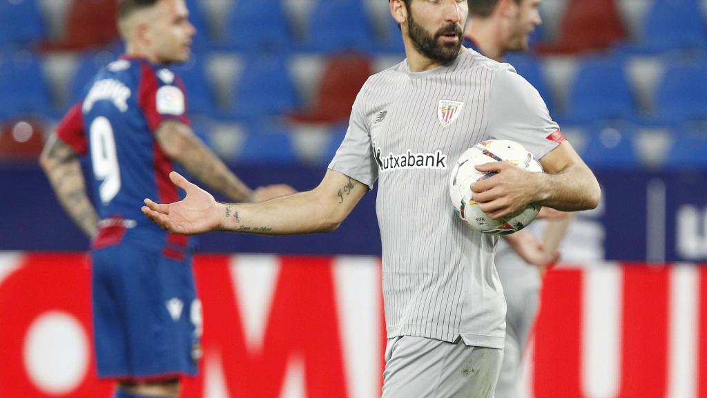 Raúl García con el balón