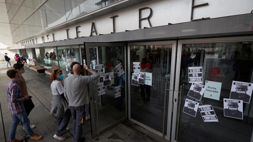 Alumnos, exalumnos y profesionales de las artes escénicas se han manifestado esta semana por el escándalo del Institut del Teatre.