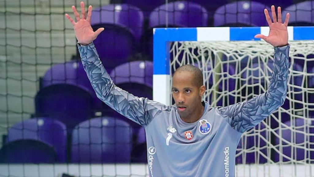 El portero del Oporto de balonmano Alfredo Quintana