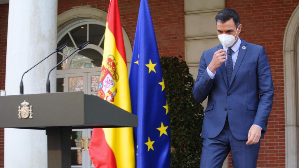Pedro Sánchez, presidente del Gobierno, en las escalinatas del Palacio de la Moncloa.