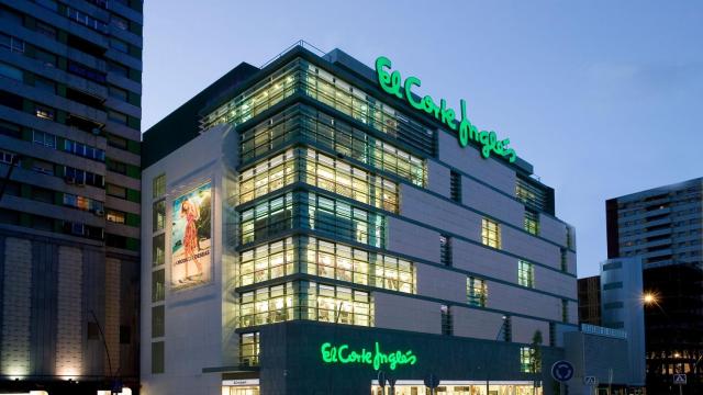 Las dos opciones de El Corte Inglés para aplicar las 3.000 bajas: seguir los pasos de Inditex o los de BBVA