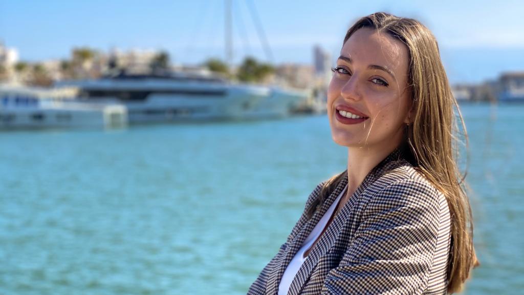 Ione Astondoa, con uno de sus yates al fondo.