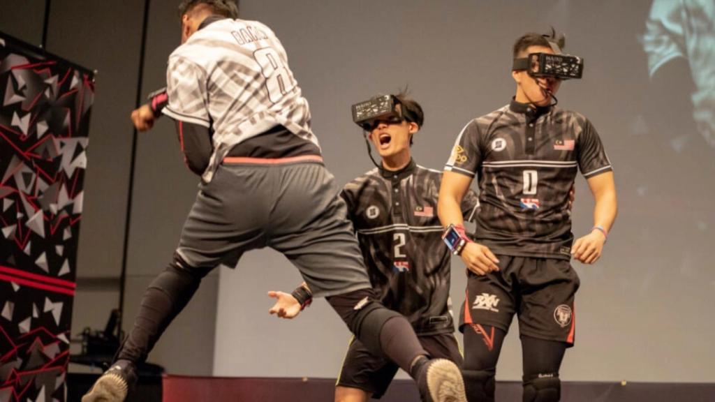 Para jugar a Hado se necesita un casco de realidad aumentada y un brazalete.