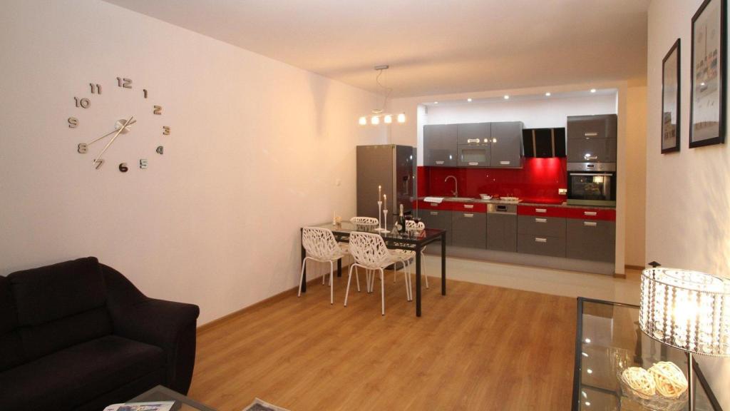 La cocina y el salón de un apartamento en una foto de archivo.