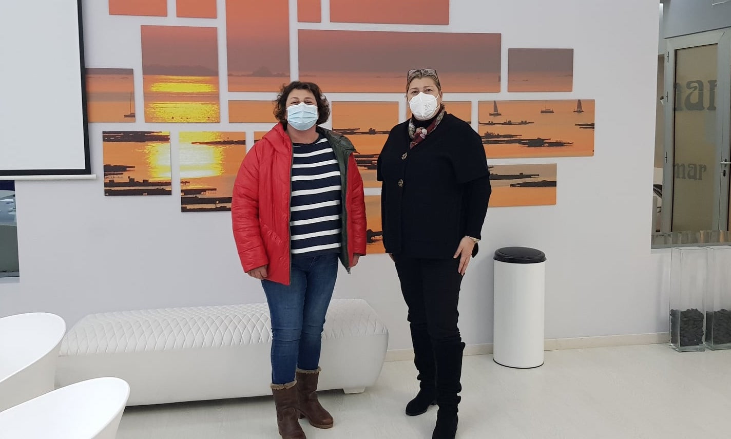 La presidenta, Dolores Gómez (izquierda) y Lina Solla (derecha), nueva socia.