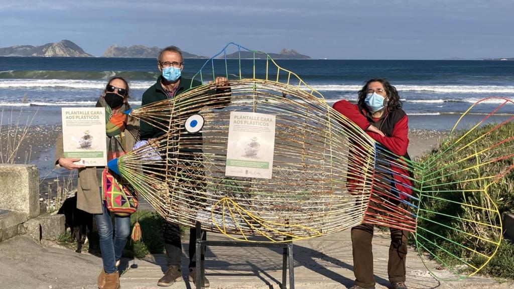 Un peixe tragaplásticos , en el que depositar la basura recogida para hacer más visible la campaña.