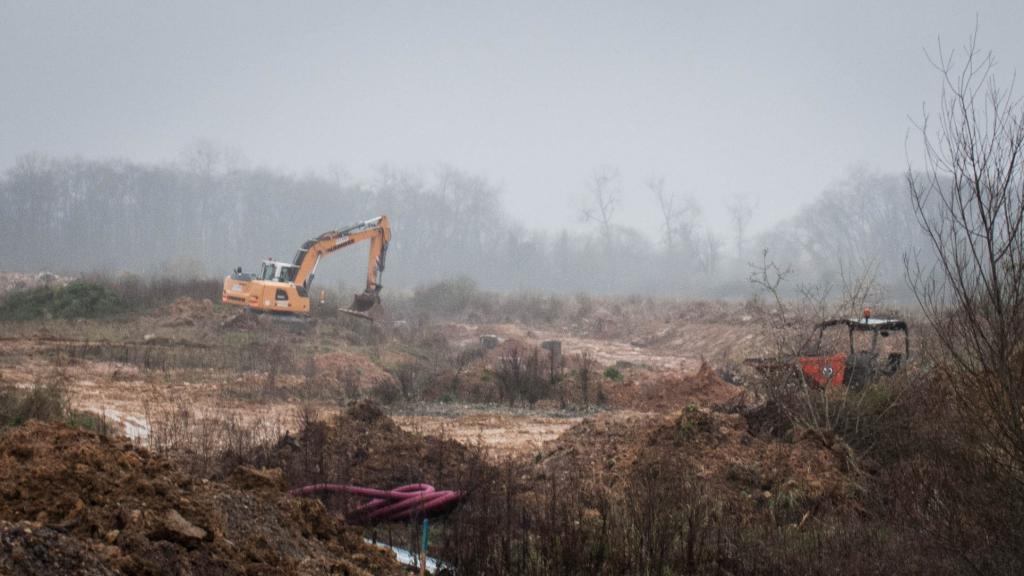 Primeras obras de lo que será el centro de Amazon en Siero (Asturias).